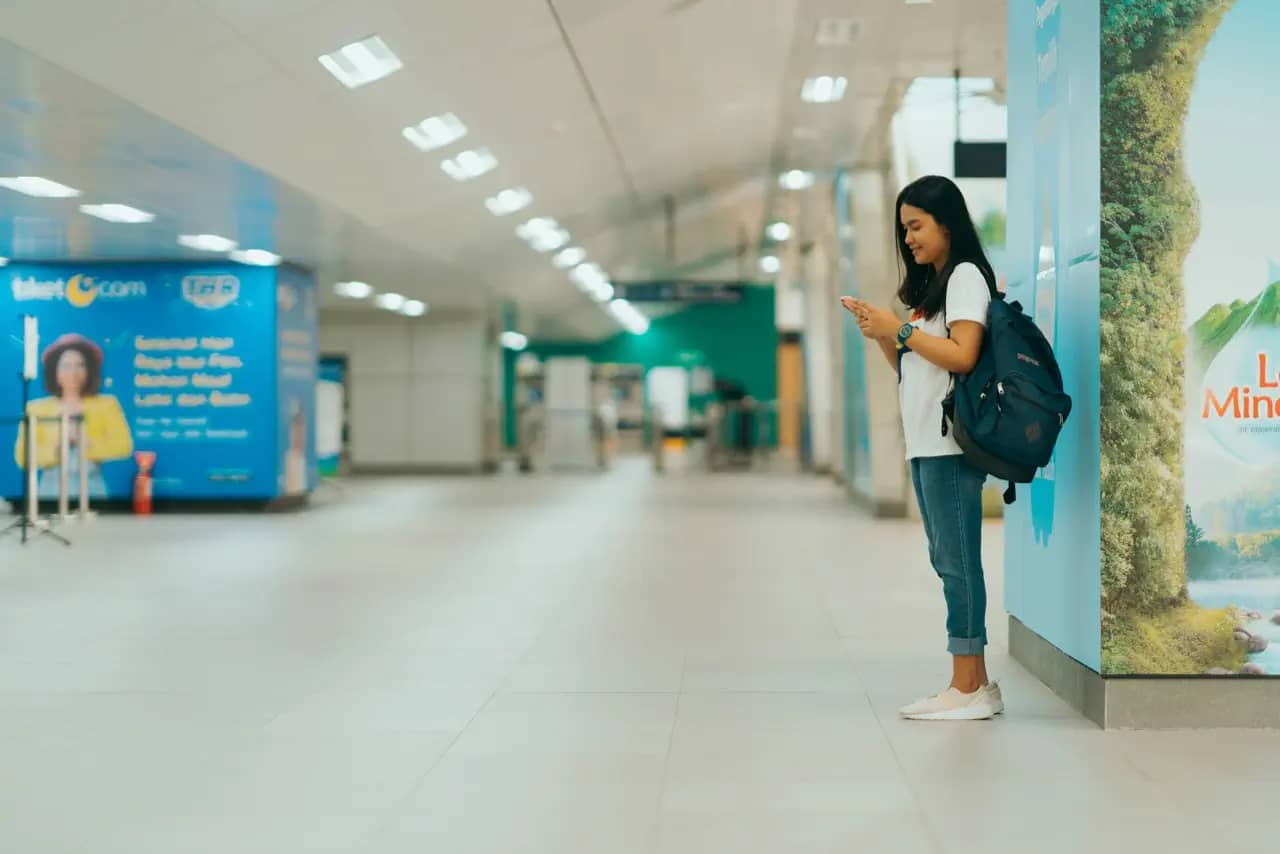 common travel faq - female traveler in airport